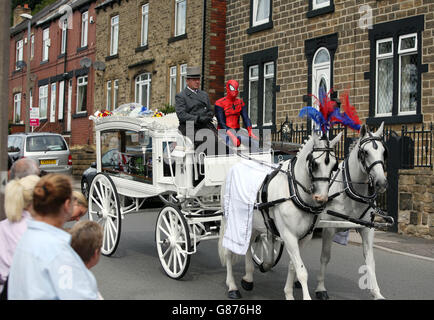 Le cercueil de Conley Thompson, âgé de sept ans, qui arrive à l'église St Thomas et St James à Worsbrough Dale où se déroule ses funérailles. Banque D'Images