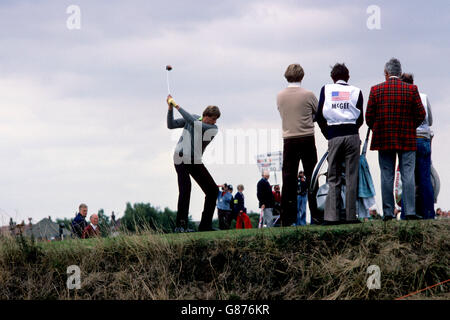 Golf - Ryder Cup - Grande-Bretagne et Irlande v USA - Lytham St Annes.Peter Oosterhuis (l), de la Grande-Bretagne et de l'Irlande, conduit lors de son match des célibataires contre Jerry McGee (troisième r), des États-Unis. Banque D'Images