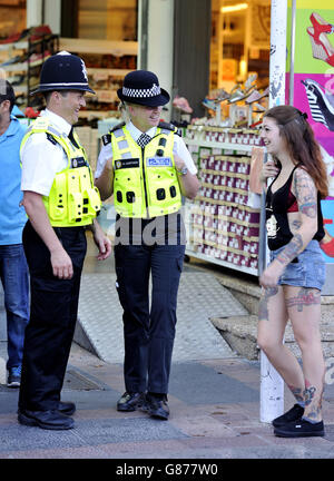 Les policiers des West Midlands, PC Martina Anderson et le Sergent Brett Williams, discutent avec katy Shutt, 22 ans, à Magaluf, en Espagne, alors que les deux policiers britanniques passent une semaine à aider la Guardia civil dans le complexe Majorcan à garder un œil sur les jeunes fêtards britanniques. Banque D'Images