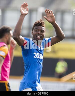 Nathan Oduwa, un des Rangers, se fait une vague vers les fans lors du match de championnat écossais de Ladbrokes au Recreation Park, à Alloa. APPUYEZ SUR ASSOCIATION photo. Date de la photo: Dimanche 16 août 2015. Voir PA Story FOOTBALL Alloa. Le crédit photo devrait se lire : Jeff Holmes/PA Wire. Banque D'Images