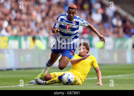 Nick Blackman (à gauche) de Reading est abordé par Kalvin Phillips de Leeds United lors du match de championnat Sky Bet au Madejski Stadium, Reading. APPUYEZ SUR ASSOCIATION photo. Date de la photo: Dimanche 16 août 2015. Voir PA Story SOCCER Reading. Le crédit photo devrait se lire comme suit : David Davies/PA Wire. Aucune utilisation avec des fichiers audio, vidéo, données, listes de présentoirs, logos de clubs/ligue ou services « en direct » non autorisés. Utilisation en ligne limitée à 45 images, pas d'émulation vidéo. Aucune utilisation dans les Paris, les jeux ou les publications de club/ligue/joueur unique. Banque D'Images