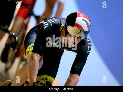 Ed Clancy en Grande-Bretagne avant de gagner la course de points Mens Omnium pendant le troisième jour de la série Revolution à Derby Arena. Banque D'Images