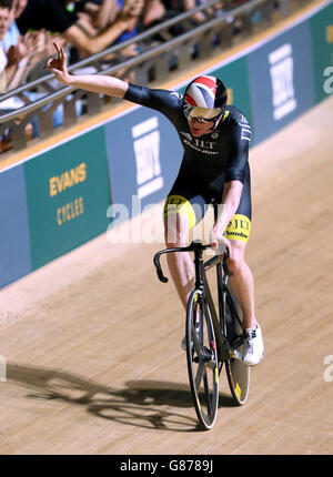 Ed Clancy, en Grande-Bretagne, célèbre après avoir remporté la course de points Mens Omnium lors du troisième jour de la série Revolution à Derby Arena. Banque D'Images