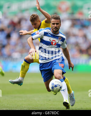 Football - Sky Bet Championship - Reading v Leeds United - Madejski Stadium.Reading's Orlando sa s'éloigne de Leeds United Gaetano Berardi pendant le match de championnat de Sky Bet au Madejski Stadium, Reading. Banque D'Images