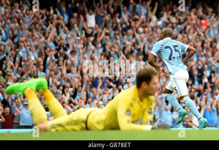 Fernandinho de Manchester City célèbre le troisième but de son équipe lors du match de la Barclays Premier League au Etihad Stadium de Manchester. Banque D'Images