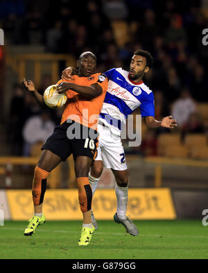 Wolverhampton Wandererss' Benik Afobe (à gauche) et Queens Park Rangerss' James La bataille de perche pour le ballon Banque D'Images