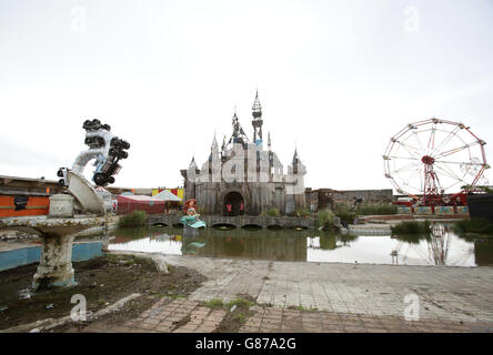 Un château de conte de fées qui fait partie de Dismaland - Bemusiment Park, le plus grand spectacle de Banksy à ce jour, à Weston-super-Mare, Somerset. Banque D'Images