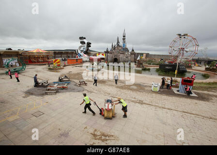 Vue générale pendant le jour de la presse du plus grand spectacle de l'artiste Banksy à ce jour, intitulé 'Dismaland', à Tropicana à Weston-super-Mare, Somerset. Banque D'Images