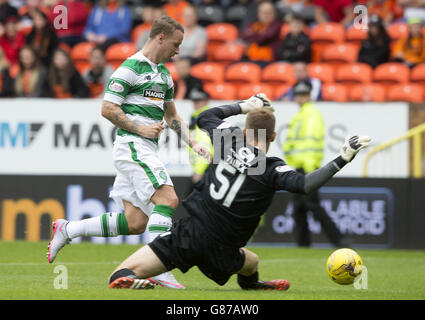 Le Celtic Leigh Griffiths marque son but d'ouverture lors du match de Ladbrokes Scottish Premiership au parc Tannadice, Dundee. Banque D'Images