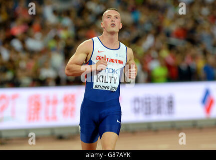 Richard Kilty, de Grande-Bretagne, pendant les 100 mètres des hommes, chauffe pendant le premier jour des championnats du monde de l'IAAF au stade national de Beijing, en Chine. Banque D'Images