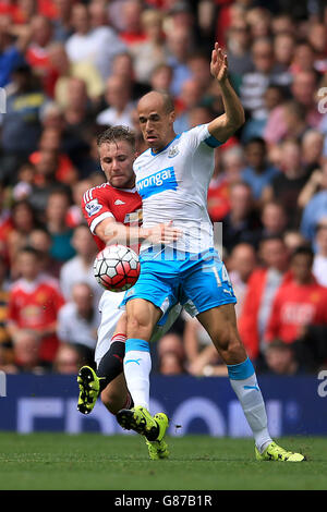 Luke Shaw de Manchester United (à gauche) et Gabriel Obertan de Newcastle United se battent pour le ballon lors du match de la Barclays Premier League à Old Trafford, Manchester. Banque D'Images