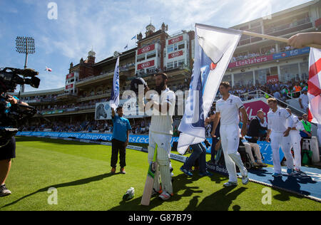 Le Moeen Ali d'Angleterre sort à la batte au début de la journée de jeu pendant le troisième jour du cinquième Test Investec Ashes au Kia Oval, Londres. Banque D'Images