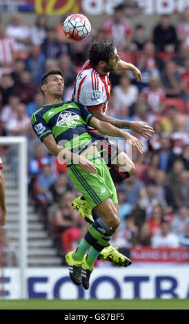 Jack Cork (à gauche) de Swansea City et Danny Graham de Sunderland se battent pour le ballon dans les airs lors du match de la première ligue de Barclays au stade de Light, Sunderland. Banque D'Images