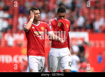 Morgan Schneiderlin (à gauche) et Chris Smalling de Manchester United sont abandonnés après le coup de sifflet final lors du match de la Barclays Premier League à Old Trafford, Manchester. Banque D'Images