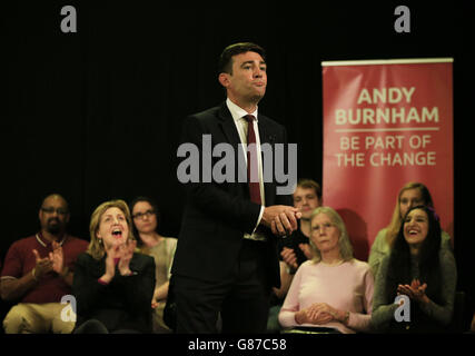 Andy Burnham, un dirigeant syndical plein d'espoir, parle lors d'un rassemblement de campagne à l'église paroissiale de St Pancras, à Londres. Banque D'Images