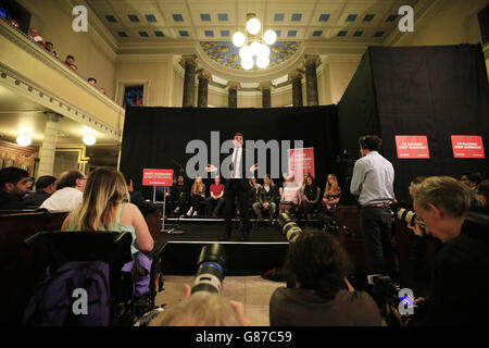 Andy Burnham, un dirigeant syndical plein d'espoir, parle lors d'un rassemblement de campagne à l'église paroissiale de St Pancras, à Londres. Banque D'Images