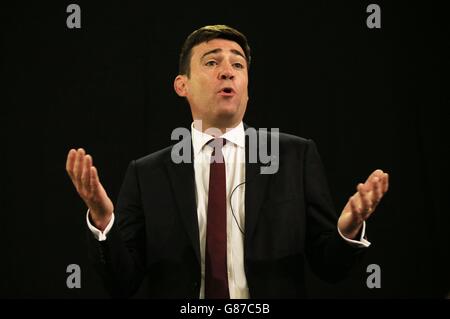 Andy Burnham, un dirigeant syndical plein d'espoir, parle lors d'un rassemblement de campagne à l'église paroissiale de St Pancras, à Londres. Banque D'Images