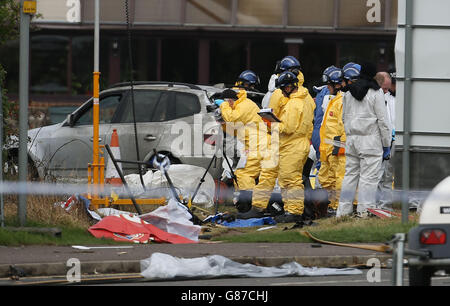 La police continue de travailler sur l'A27 à Shoreham, dans le West Sussex, à la recherche d'autres victimes de la catastrophe aérienne de Shoreham alors qu'un coroner a averti que l'identification des victimes sera une « opération lente et laborieuse ». Banque D'Images