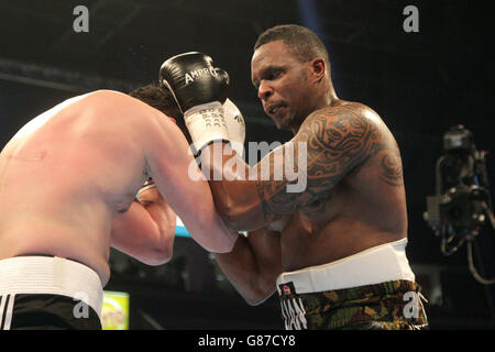 Boxe - Odyssey Arena.Dillian Whyte (à droite) en action contre Beka Lobjanidze à l'Odyssey Arena, Belfast. Banque D'Images