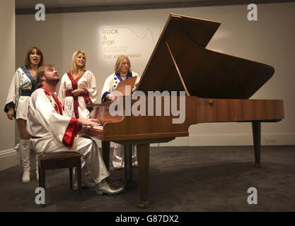 Le groupe d'hommage BJORN DE NOUVEAU par le Bolin Grand Piano sur lequel ABBA a enregistré leurs chansons préférées et qui est offert à la vente aux enchères de Sotheby's Rock and Pop le 29 septembre à Londres. Banque D'Images