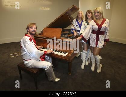 Le groupe d'hommage BJORN DE NOUVEAU par le Bolin Grand Piano sur lequel ABBA a enregistré leurs chansons préférées et qui est offert à la vente aux enchères de Sotheby's Rock and Pop le 29 septembre à Londres. Banque D'Images