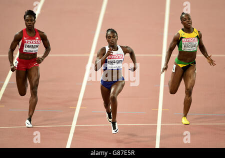 Dina Asher-Smith (au centre), en Grande-Bretagne, finissant la première en demi-finale de 200 mètres féminin dans la demi-finale de 200 mètres féminin au cours du sixième jour des Championnats du monde de l'IAAF au stade national de Beijing, en Chine. Banque D'Images