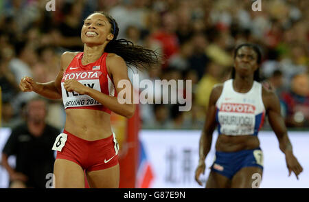 Allyson Felix des États-Unis célèbre la victoire de la finale des femmes 400m en avant de la Grande-Bretagne Christine Ohuruogu (à droite) pendant le sixième jour des Championnats du monde de l'IAAF au stade national de Beijing, en Chine. Banque D'Images