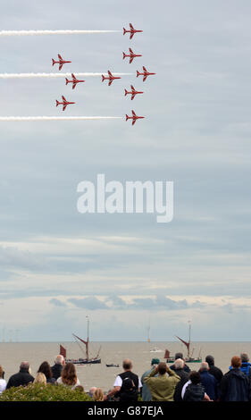 L'équipe d'exposition acrobatique des flèches rouges de la RAF participe au salon de l'air de Clacton alors que les organisateurs rendent hommage à ceux qui ont perdu la vie dans la catastrophe de l'avion de Shoreham. Banque D'Images