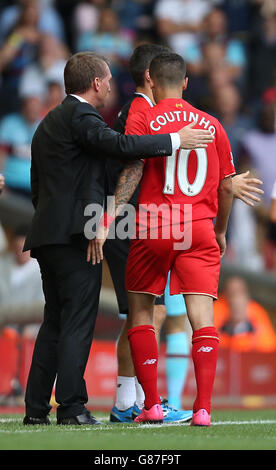 Football - Barclays Premier League - Liverpool v West Ham United - Anfield.Philippe Coutinho de Liverpool est envoyé lors du match de la Barclays Premier League à Anfield, Liverpool. Banque D'Images