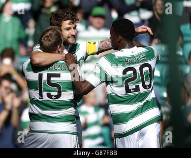 Charlie Mulgrew (au centre) du Celtic célèbre ses scores avec ses coéquipiers Kris Commons (à gauche) et Dedryck Boyata (à droite) lors du match Ladbrokes Scottish Premiership au Celtic Park, Glasgow. Banque D'Images