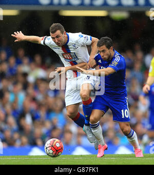 James McArthur (à gauche) du Crystal Palace et Eden Hazard de Chelsea se battent pour le ballon lors du match de la Barclays Premier League à Stamford Bridge, Londres. APPUYEZ SUR ASSOCIATION photo. Date de la photo: Samedi 29 août 2015. Voir PA Story FOOTBALL Chelsea. Le crédit photo devrait être le suivant : Nigel French/PA Wire. Utilisation en ligne limitée à 45 images, pas d'émulation vidéo. Aucune utilisation dans les Paris, les jeux ou les publications de club/ligue/joueur unique. Banque D'Images