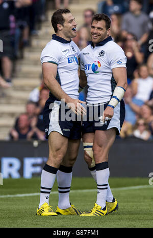 Tim visser en Écosse fête avec Sean Lamont après avoir obtenu le score de la journée lors du match d'échauffement de la coupe du monde au stade Murrayfield, à Édimbourg. Banque D'Images