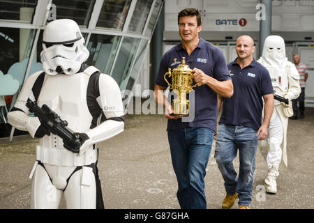 Martin Corry, vainqueur de la coupe du monde de rugby 2003, porte la Webb Ellis Cup aux côtés de George Chuter, ancien joueur international d'Angleterre (2e à droite) et est accompagné par Stormtroopers au National Space Center de Leicester, le 64 jour de la tournée de 100 jours de la coupe du monde de rugby du Royaume-Uni et de l'Irlande. Banque D'Images