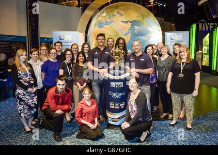 La coupe Webb Ellis avec Martin Corry, vainqueur de la coupe du monde de rugby 2003 (au centre à gauche) et l'ancien George Chuter de l'Angleterre internationale (au centre à droite) avec le personnel du National Space Center de Leicester, le 64 jour de la tournée de 100 jours de Trophée de la coupe du monde de rugby au Royaume-Uni et en Irlande. Banque D'Images