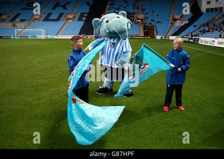 Les porteurs de drapeaux offrent une garde d'honneur tandis que la mascotte de Coventry City Sky Blue Sam se promène sur le terrain avant le match de la Sky Bet League One à la Ricoh Arena de Coventry. Banque D'Images