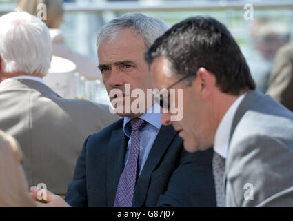 Jump Jockey Ruby Walsh s'assoit avec des amis dans la zone d'accueil pendant la première journée du festival Welcome to Yorkshire Ebor à l'hippodrome de York. Banque D'Images