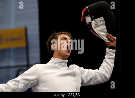 Sam Curry, en Grande-Bretagne, célèbre une victoire dans l'escrime lors du deuxième jour des Championnats d'Europe moderne de Pentathlon à l'Université de Bath. Banque D'Images