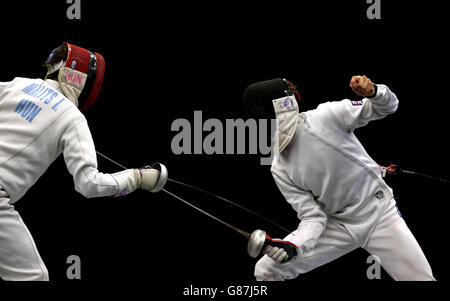 Sam Curry (à droite) de Grande-Bretagne en action contre Istvan Malits de Hongrie dans l'escrime pendant le deuxième jour des championnats européens modernes de Pentathlon à l'Université de Bath. Banque D'Images