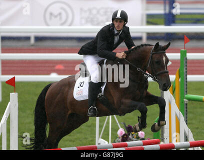 Sam Curry en Grande-Bretagne pendant la deuxième journée des championnats européens de Pentathlon moderne à l'Université de Bath. Banque D'Images