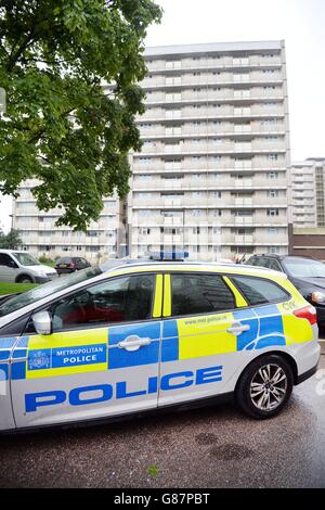 Une voiture de police garée à l'extérieur de Picardie House à Cedar Road, Enfield, où la police a tiré sur un homme mort après avoir été appelé pour faire état qu'une personne armée d'une arme à feu faisait des menaces de mort. Banque D'Images