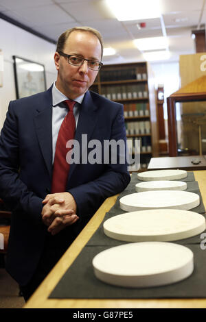 18/8/2015 le Dr Kevin Clancy, chef des services historiques à la monnaie royale, avec cinq pansements des cinq portraits utilisés sur les pièces de monnaie émises pendant le règne de la reine Elizabeth II à la monnaie royale au pays de Galles. Une pièce commémorative représentant la Reine à travers son règne a été dévoilée pour marquer son devenir le plus long monarque régnant de l'histoire britannique. Banque D'Images