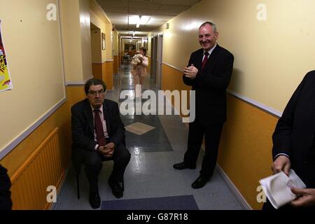 John Hume, lauréat du prix Nobel de la paix et ancien dirigeant du parti SDLP, est l'actuel leader du SDLP, Mark Durkan Celebrate. Banque D'Images