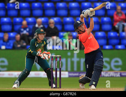 La batte d'Angleterre Natalie Sciver frappe un 6 hors de l'Australie, le gardien de but Rene Farrell regardé par le gardien de but Alyssa Healy pendant le troisième match Twenty20 de la série des cendres des femmes au stade SWALEC, à Cardiff. Banque D'Images