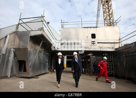 Le premier ministre Nicola Sturgeon lors d'une visite à Ferguson Marine Engineering Ltd avec le propriétaire Jim McColl à Port Glasgow pour annoncer que le chantier naval est le soumissionnaire privilégié pour un contrat de 97 millions de livres pour la construction de deux grands ferries à carburant double pour le Clyde and Hebrides Ferry Service. Banque D'Images