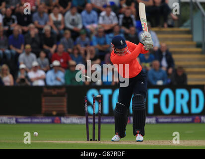 Alex Hales, de l'Angleterre, est tout à fait sous le charme de Pat Cummins, de l'Australie, lors du match de la série NatWest International T20 au stade SWALEC, à Cardiff. Banque D'Images