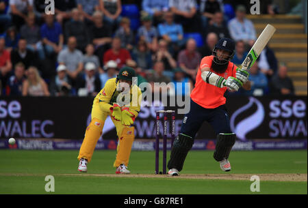 Le Moeen Ali d'Angleterre se batte lors du match de la série T20 de NatWest International au stade SWALEC, à Cardiff. Banque D'Images