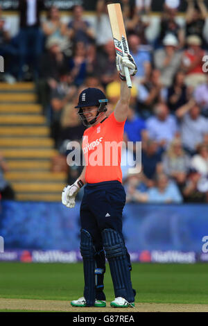 Cricket - NatWest International série T20 - Angleterre / Australie - SWALEC Stadium.Le capitaine d'Angleterre Eoin Morgan fête ses 50 ans lors du match de la série T20 de NatWest International au stade SWALEC, à Cardiff. Banque D'Images