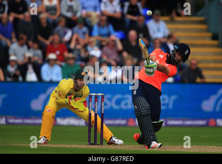 Cricket - NatWest International série T20 - Angleterre / Australie - SWALEC Stadium.Le Moeen Ali d'Angleterre se batte lors du match de la série T20 de NatWest International au stade SWALEC, à Cardiff. Banque D'Images