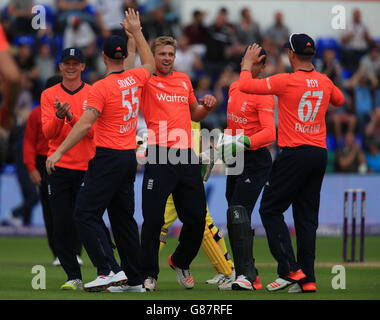 Angleterre David Willey (au centre) célèbre le cricket de David Warner en Australie lors du match de la série NatWest International T20 au stade SWALEC de Cardiff. Banque D'Images