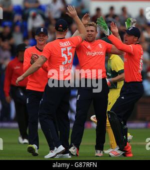 David Willey (deuxième à droite) célèbre le cricket de David Warner en Australie lors du match de la série T20 de NatWest International au stade SWALEC, à Cardiff. Banque D'Images